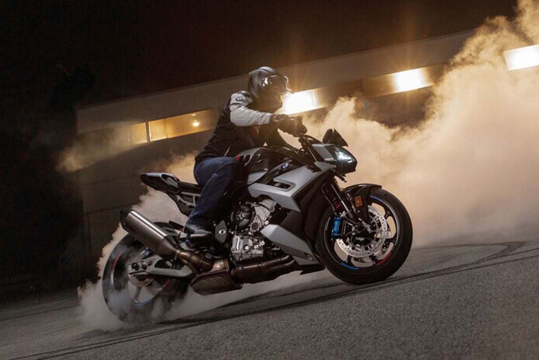 Update BMW M 1000 R 2025