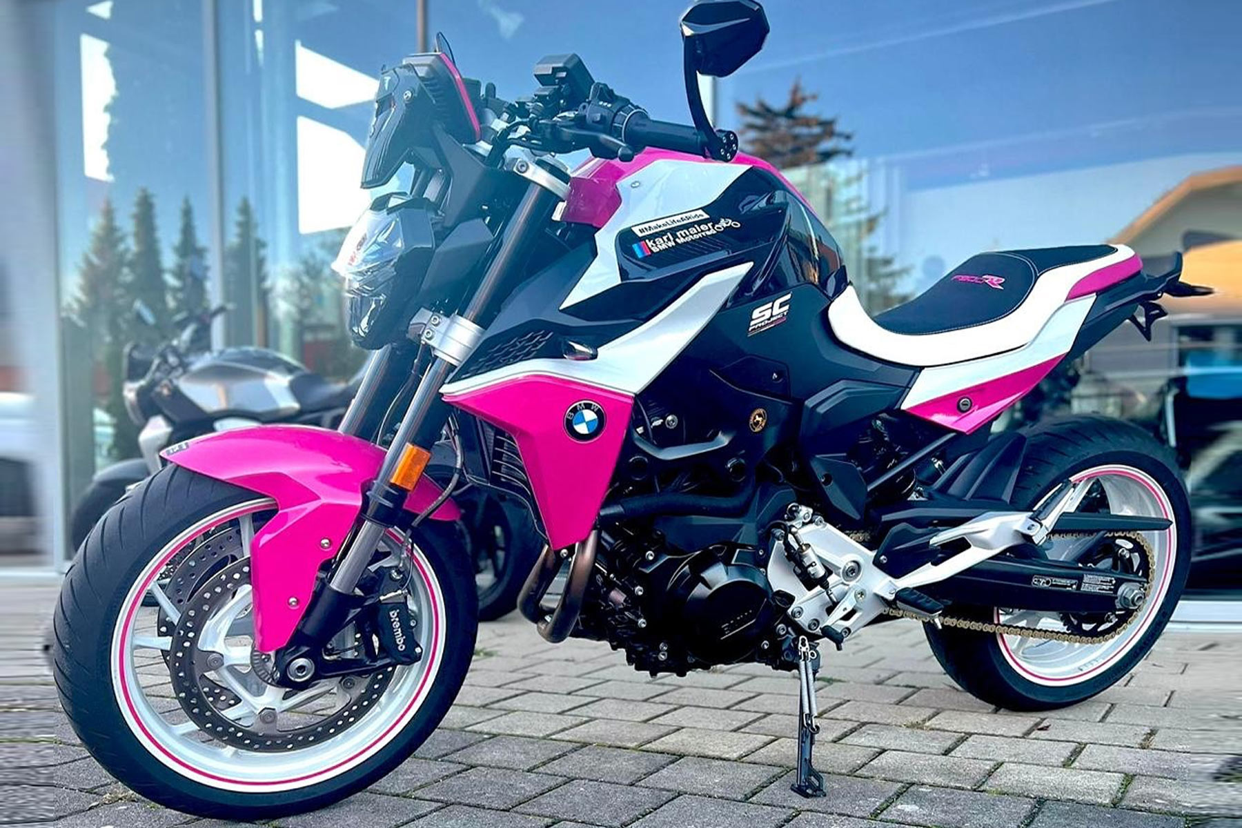 ---BMW_Pink_Edition_01.jpg