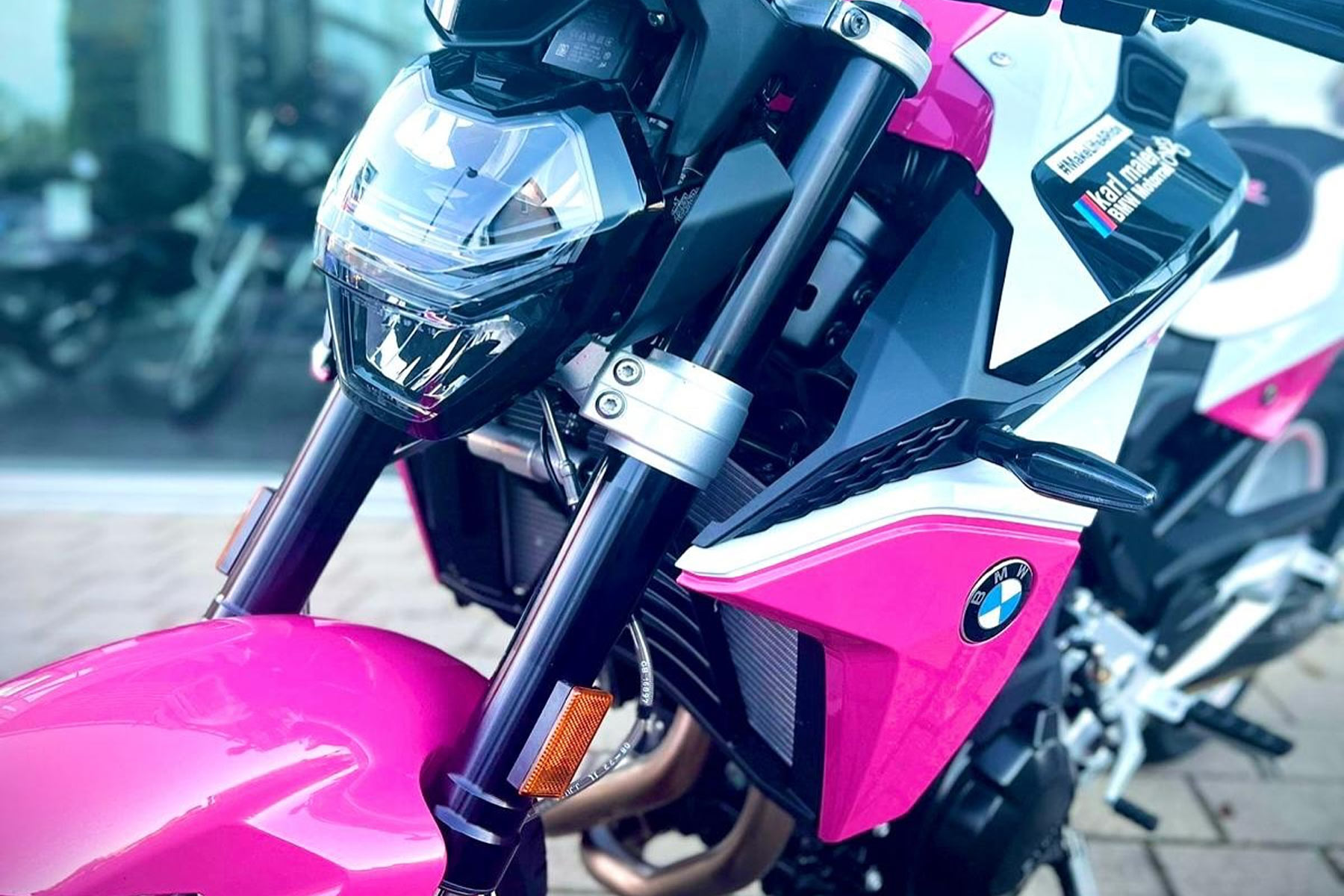 ---BMW_Pink_Edition_02.jpg